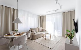 Nowoczesny Apartament Very Berry w Poznaniu z Parkingiem i Biurkiem by Noclegi Renters